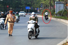 Thấy bóng dáng CSGT, tài xế SH 'đầu trần' vội quay đầu bỏ chạy 